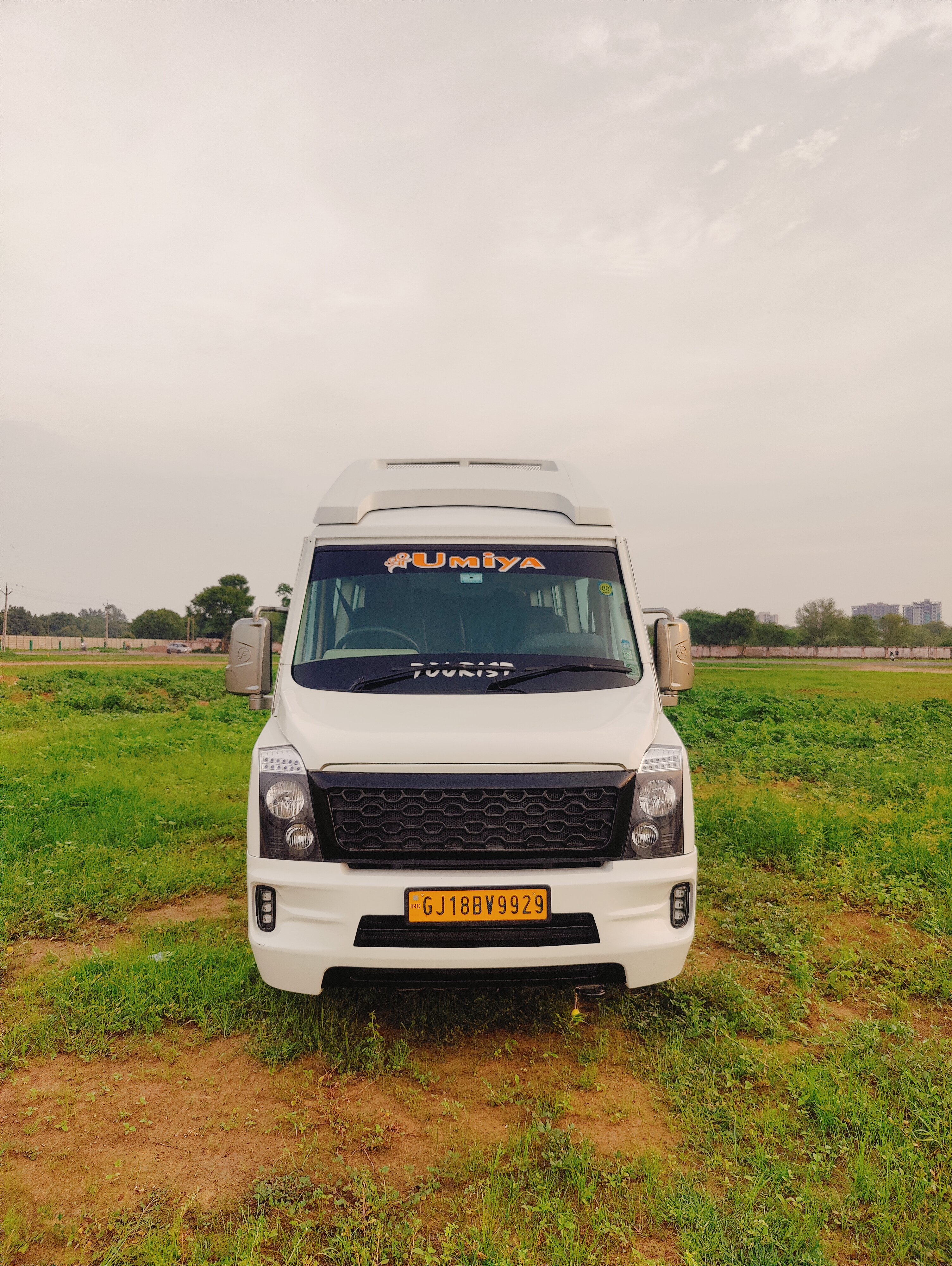 Tempo Traveller - slide 1