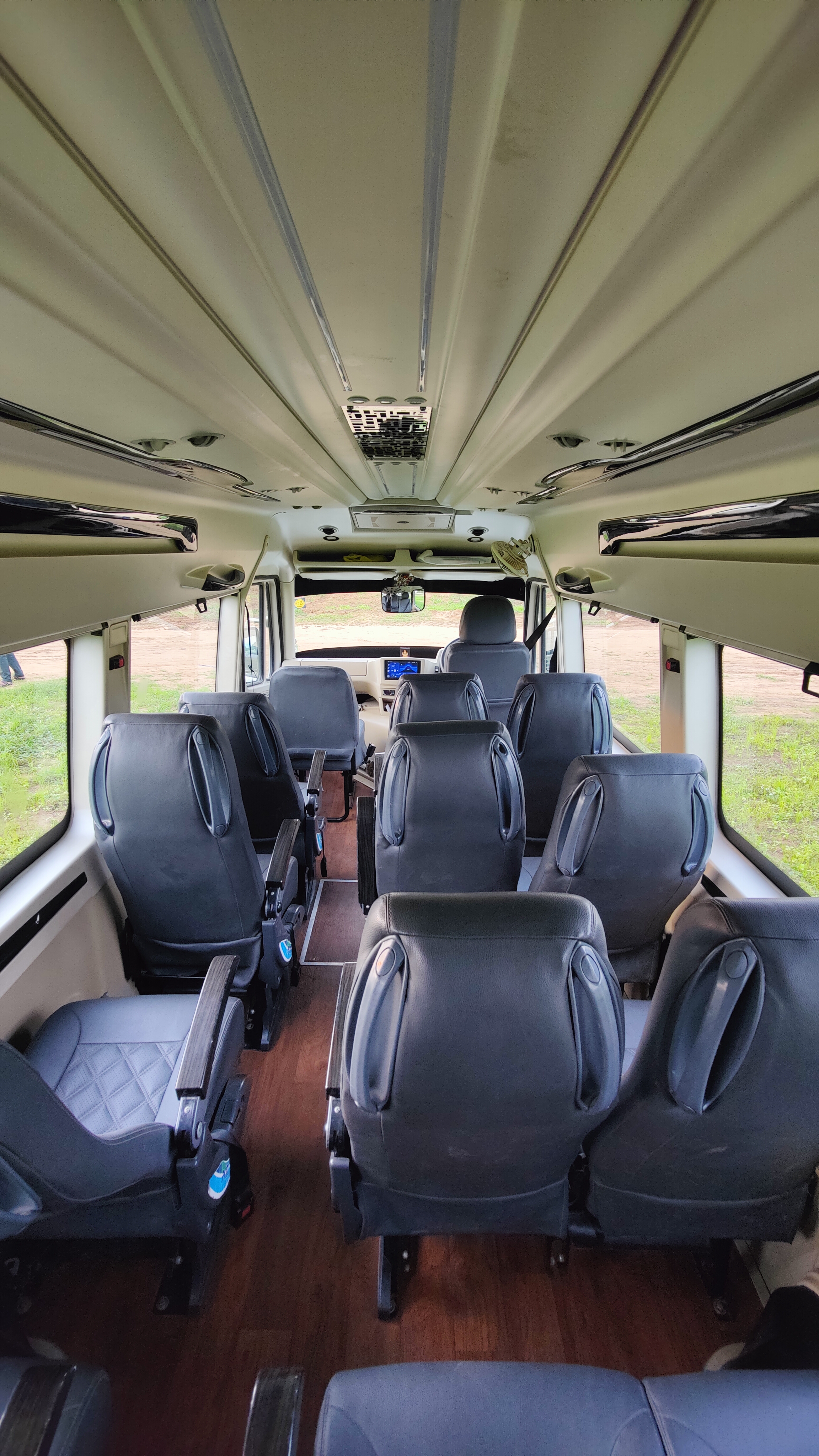 Tempo Traveller - slide 6
